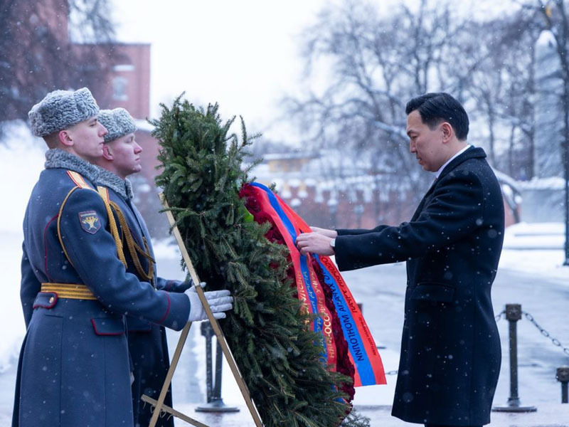 УИХ-ын дарга Н.Учрал “Нэр үл мэдэгдэх цэргийн хөшөө”-нд цэцэг өргөв